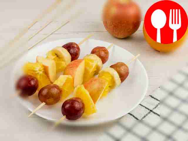 Канапе с апельсином, виноградом и бананом