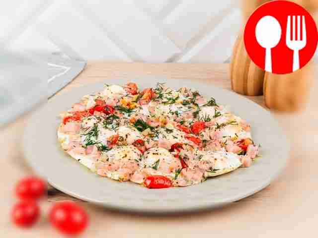 Американская яичница с ветчиной и помидорами черри