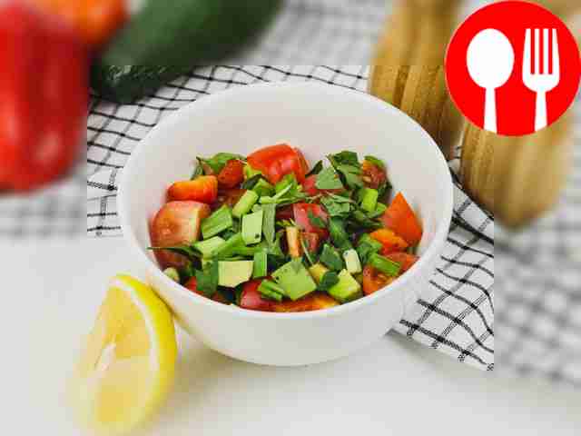 Салат с болгарским перцем, авокадо и помидорами черри