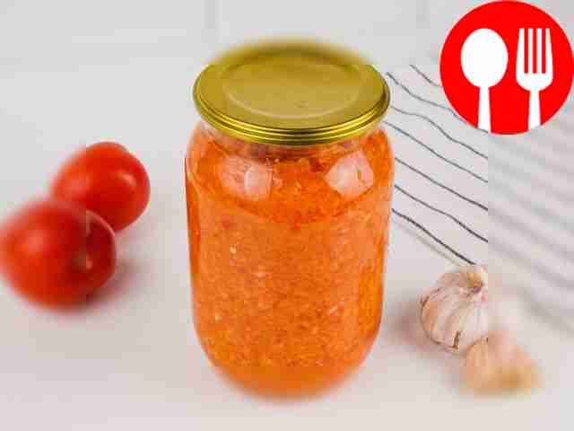 Аджика с добавлением яблок и моркови