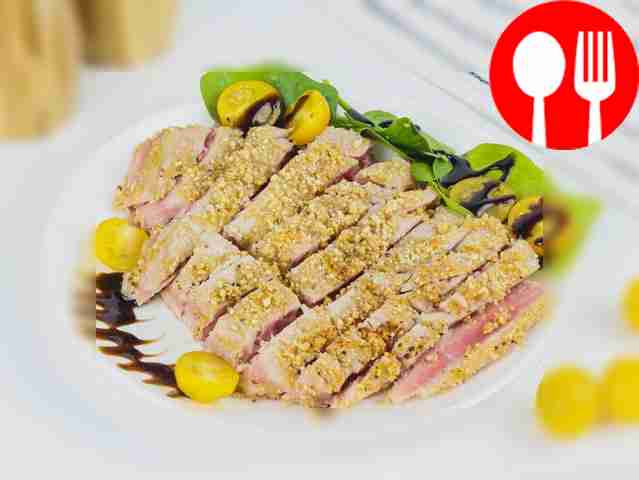 Татаки из тунца в арахисовой панировке