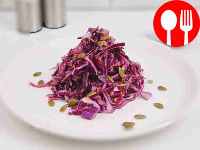 Салат с синей капустой и горчицей