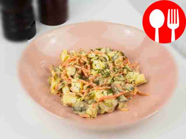 Салат из шампиньонов, корейской моркови, яиц, корнишонов с майонезом