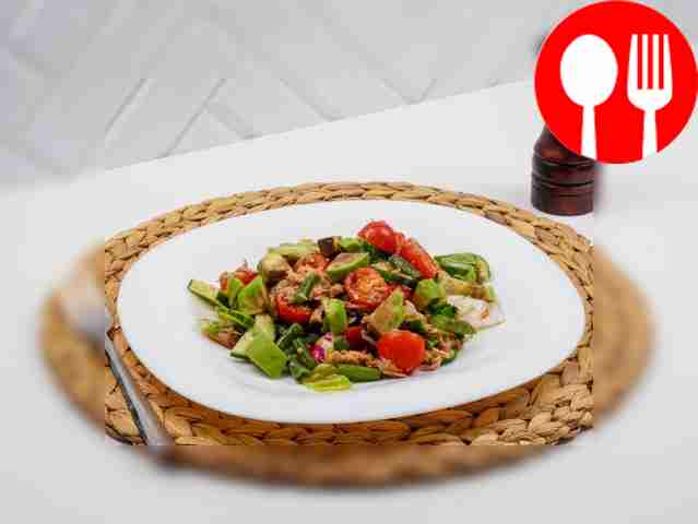 Салат с авокадо и тунцом