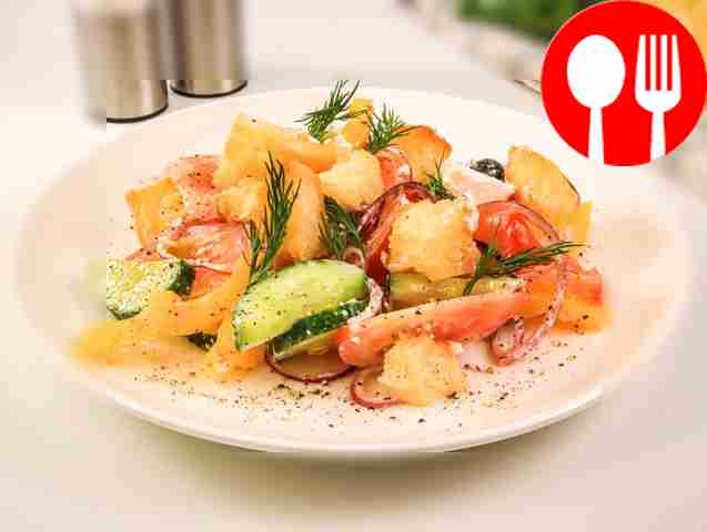 Классический греческий салат с сухариками