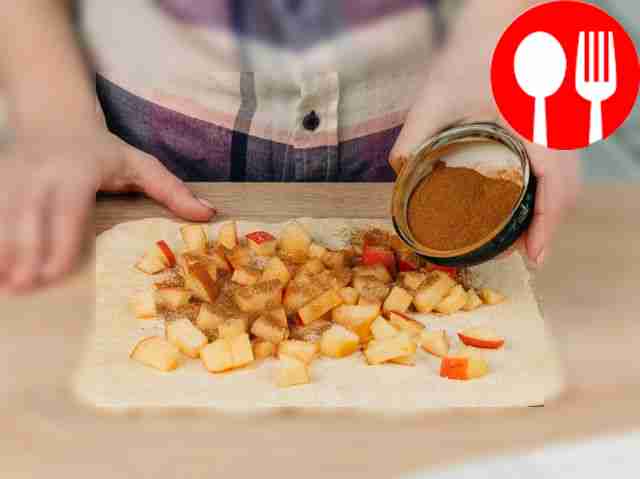 Раскатайте тесто до толщины около 3–4 мм....