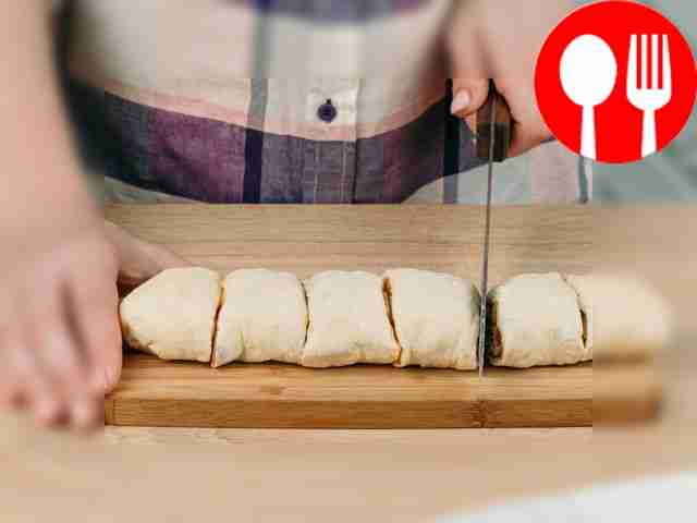 Сверните тесто с начинкой в рулет и нарежьте...