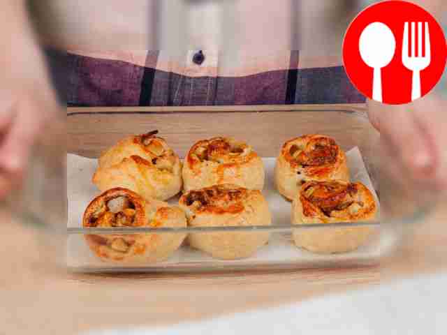 Поместите слойки в предварительно разогретую...