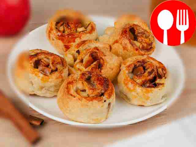 Слойки с яблоками и корицей готовы к подаче....