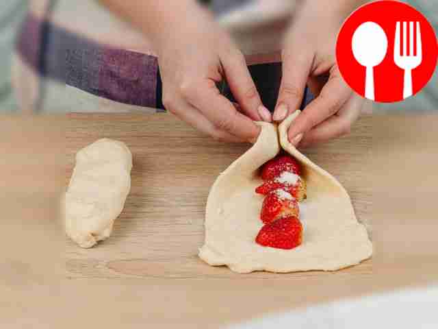 Сверните тесто и защипите его края.