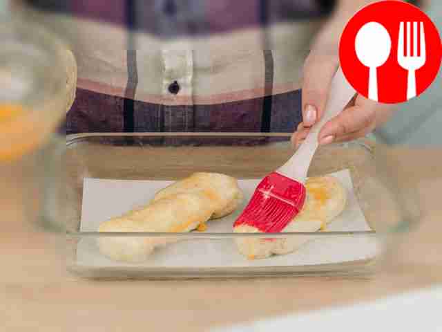 Разложите слойки на противне, выстланном...