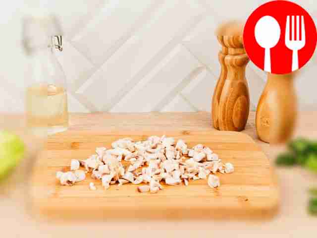 Порежьте грибы, морковь, лук и листья салата...