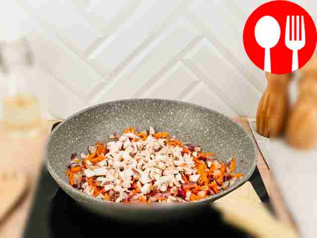 На сковороде с разогретым растительным маслом...