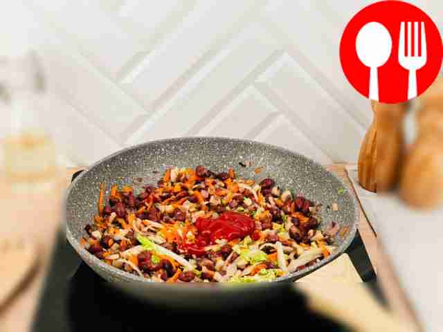 Выложите в сковороду красную фасоль, пекинскую...