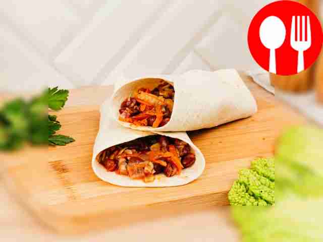 - Выложите начинку на тортилью и сверните её....