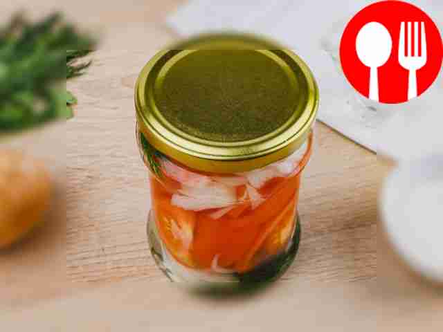 Помидоры дольками на зиму с луком