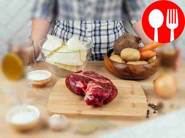 Помойте и очистите сырые овощи. Разогрейте...