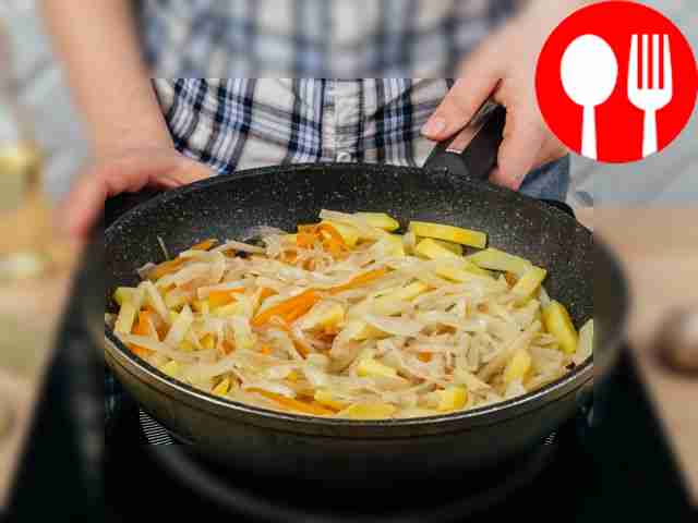 Нарежьте овощи тонкими кусочками или натрите...