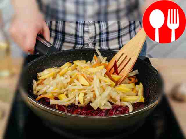 Переложите обжаренные овощи в отдельную миску....