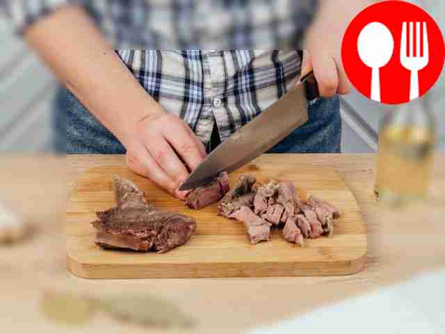 Извлеките говядину и нарежьте её, кость можно удалить.