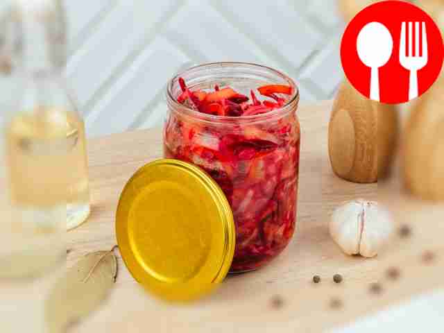 Положите мясо в пассировку, разложите...