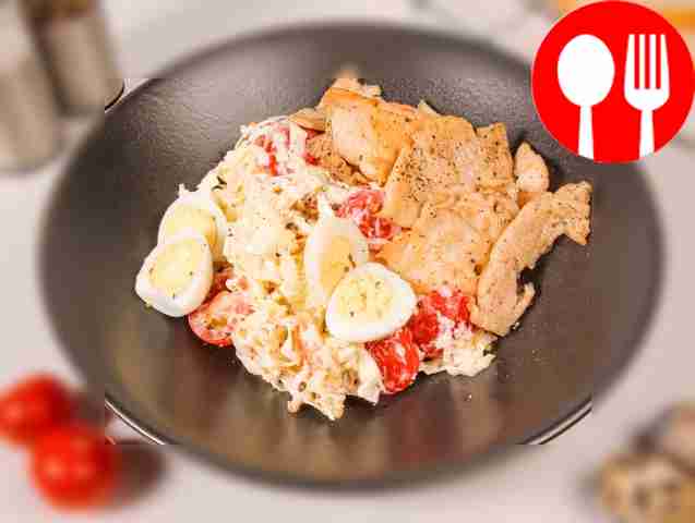 Цезарь с курицей и перепелиным яйцом