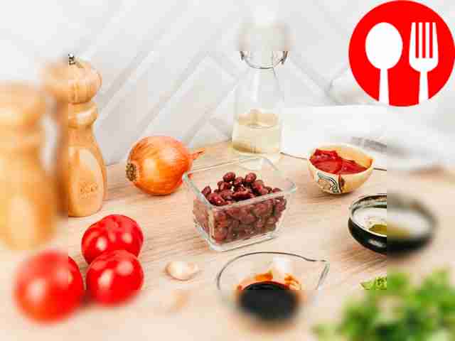 Очистите лук и чеснок. Помидоры вымойте и...