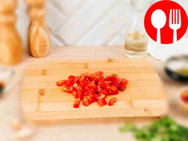 Мелко нарежьте помидоры, лук и чеснок.