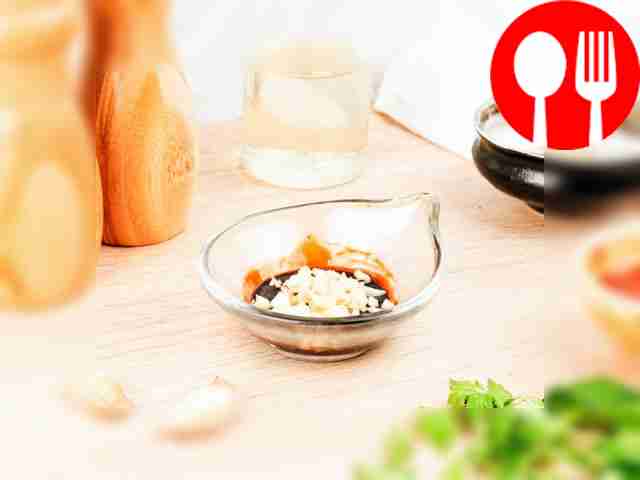 Положите чеснок в миску и перемешайте его с уксусом.