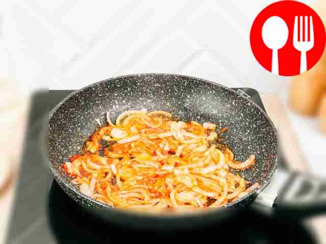 Разогрейте сковороду с растительным маслом,...