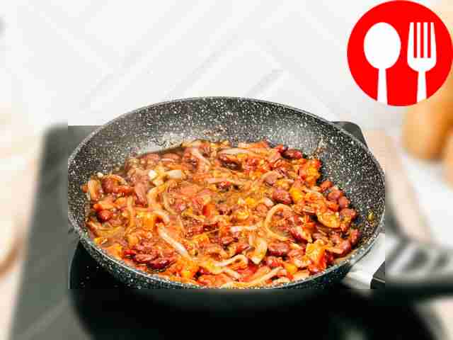 Добавьте помидоры, фасоль, чеснок и винный...