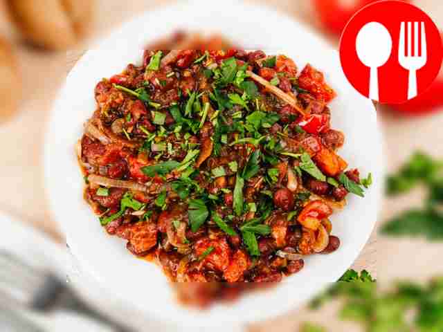 Посыпьте блюдо зернами граната и подайте лобио...