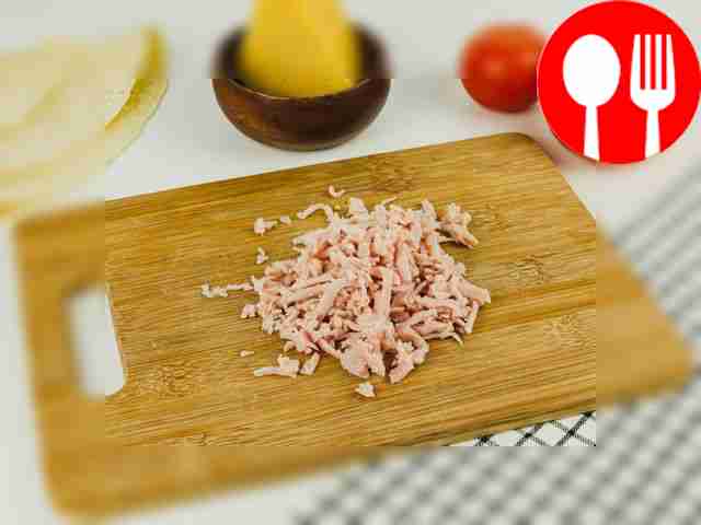 Порежьте колбасу на тонкие ломтики.