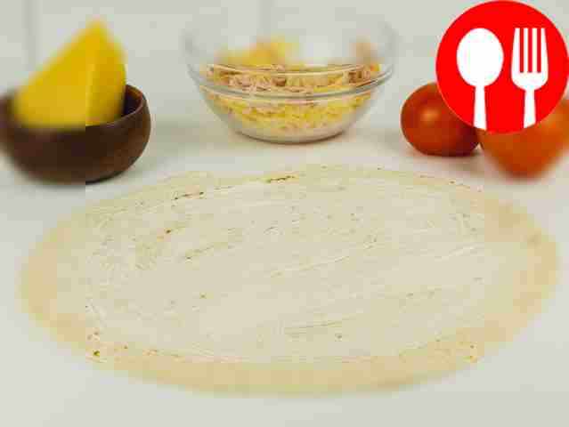 Равномерно распределите майонез по лавашу.