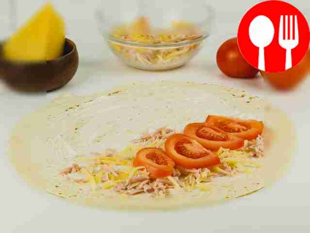 Распределите по лавашу сырно-колбасную...