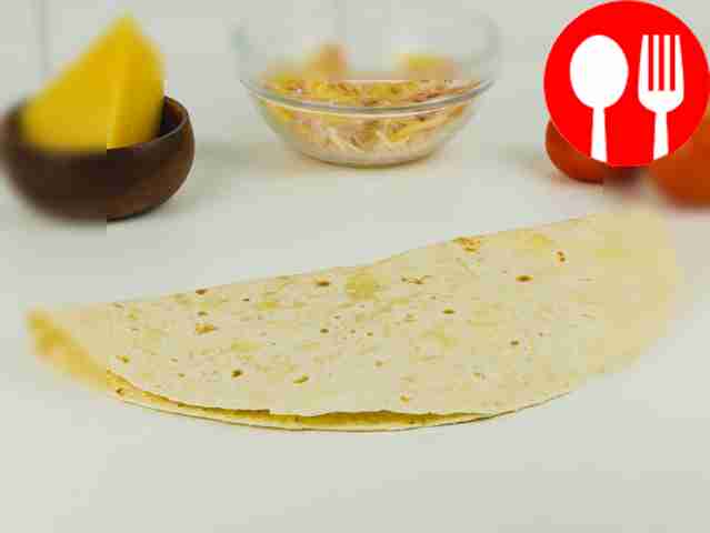 Покройте начинку оставшейся половиной лаваша.