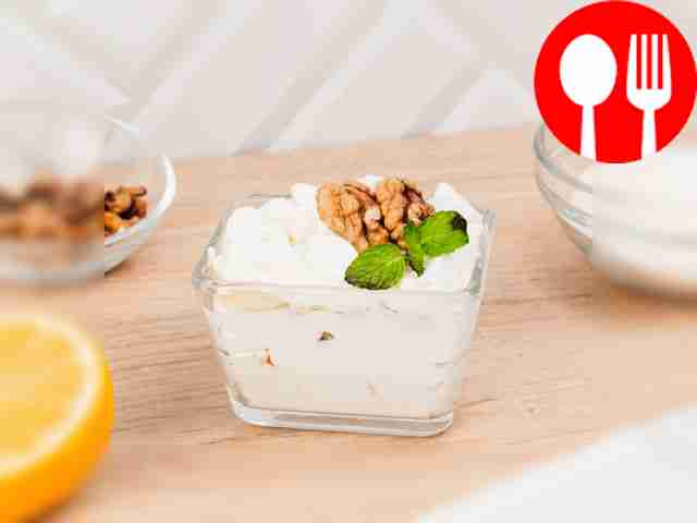 Сливочный десерт с безе, бисквитом и бананом