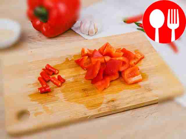 Помидоры нарежьте мелкими дольками. Сладкий...