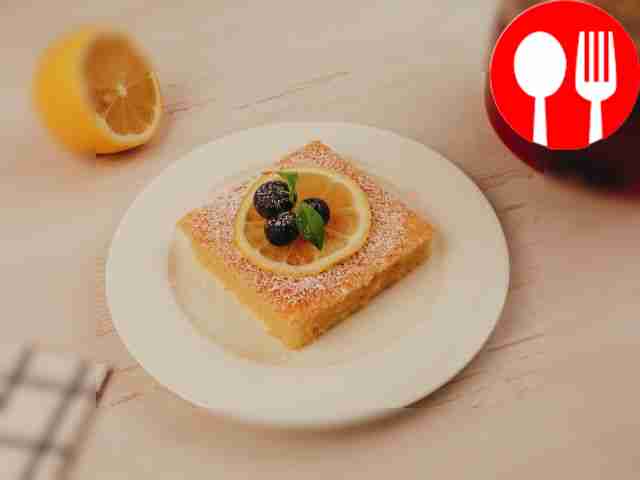 Лимонный бисквит со сметаной, украшенный ягодами и фруктами