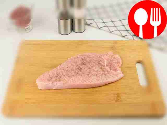 Отбейте филе индейки до нужной толщины и...