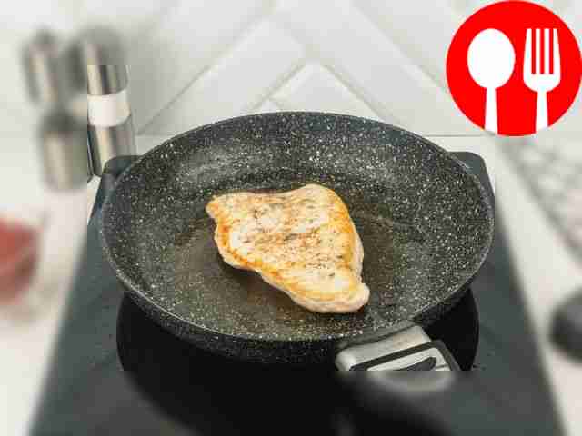 Переверните отбивную на обратную сторону и...