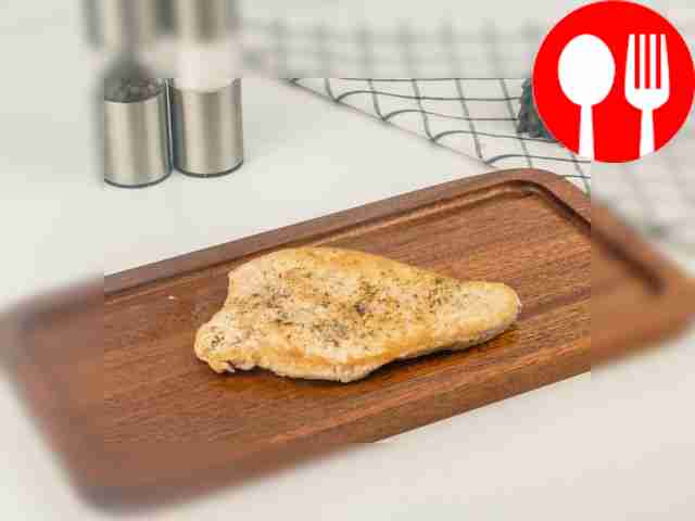 Снимите индейку с плиты и дайте ей немного...