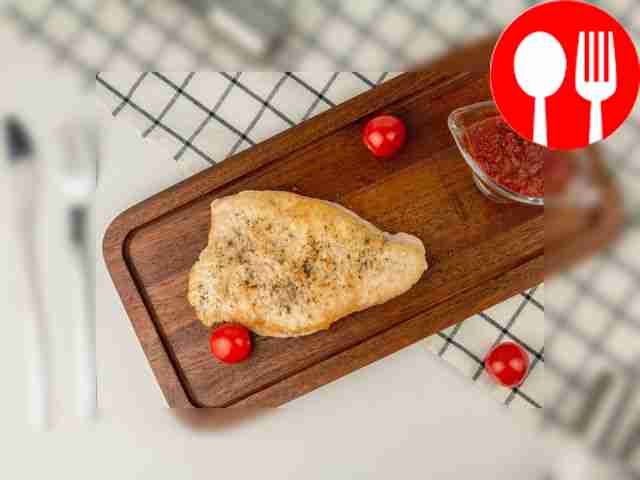 Выложите приготовленную отбивную на тарелку и...