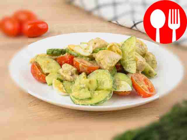 Салат с индейкой и песто