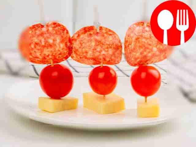 Канапе с сыром и сырокопченой колбасой