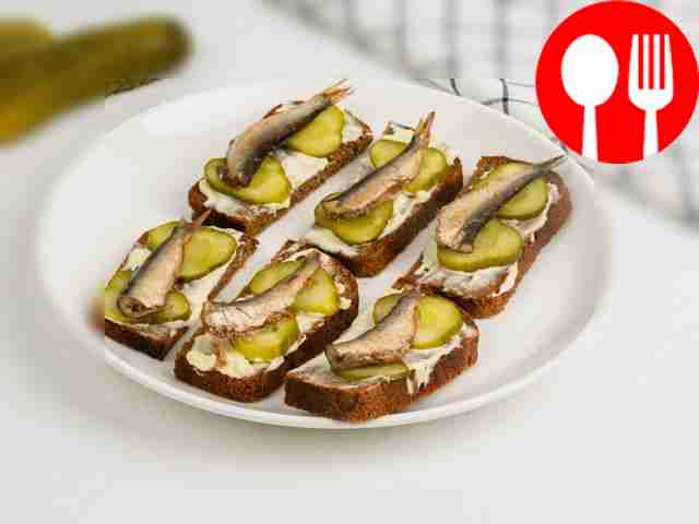 Бутерброды на ржаном хлебе со шпротами и соленым огурцом