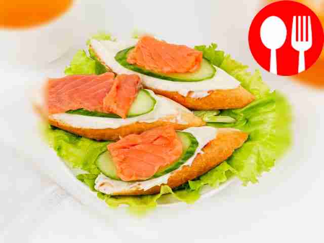 Брускетта с лососем и огурцом