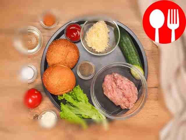 Чтобы приготовить бургеры из фарша, измельчите...