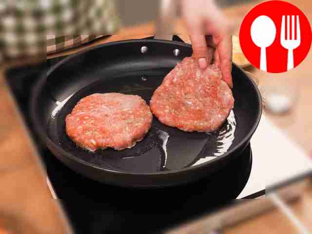 Чтобы приготовить котлеты, в куриный фарш...