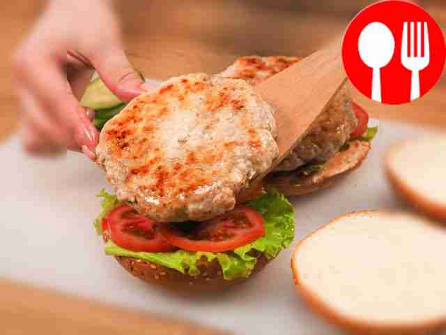 Приготовьте бургер. Нарежьте помидор и огурец...